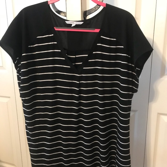 Adrienne Vittadini Tops - ATTRACTIVE, COMFY BLACK & WHITE TOP
